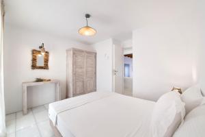 Ένα ή περισσότερα κρεβάτια σε δωμάτιο στο Aegean Colors Koufonisia Houses