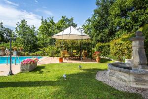Bazén v ubytování Mas Du Roc Bed & Breakfast nebo v jeho okolí
