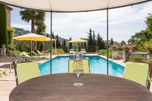 Bazén v ubytování Mas Du Roc Bed & Breakfast nebo v jeho okolí