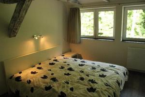 
a bedroom with a bed and a window at Ferienwohnung-zur-Klosterruine-Eldena in Greifswald
