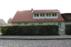 グライフスヴァルトにあるFerienwohnung-zur-Klosterruine-Eldenaの赤い屋根の白い家