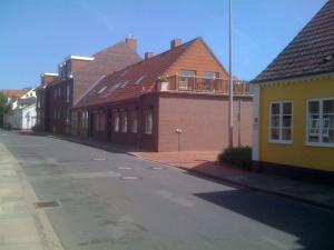 an empty street in a town with brick buildings at Ferienhaus-Am-Strand in Eckernförde