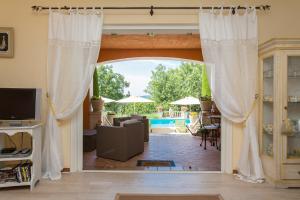 Bazén v ubytování Mas Du Roc Bed & Breakfast nebo v jeho okolí