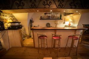 ジョジエにあるChalet les Moineaux Chambres d'Hôtesのカウンターのバースツール2つ付きキッチン
