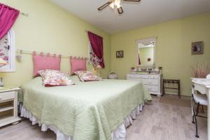 Postel nebo postele na pokoji v ubytování Mas Du Roc Bed & Breakfast