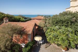 an overhead view of a garden with a table and chairs at Villa Emilia in Marina di Castagneto Carducci