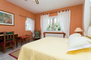 Postel nebo postele na pokoji v ubytování Mas Du Roc Bed & Breakfast + 26 fotografií