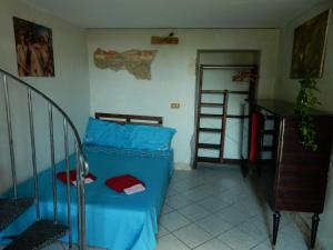 テッラチーナにあるAlloggio Turistico Podere 1792のベッドルーム1室(青いベッド1台、階段付)
