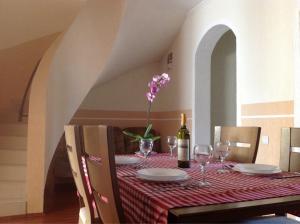 a table with a bottle of wine and wine glasses at Panorama Karpat in Polyana