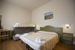Säng eller sängar i ett rum på Hotel Impero