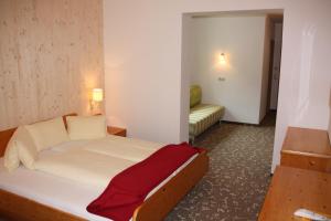 Katil atau katil-katil dalam bilik di Hotel Oberwirt - nahe an Saalbach und Zell am See, Viehhofen Sommercard