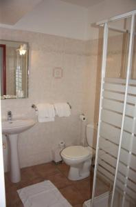 een badkamer met een toilet en een wastafel bij Hotel Alata in Alata