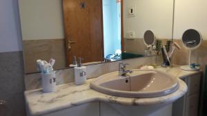 サント・ハウメ・デンヴェハにあるCan Vora Riuのバスルーム(洗面台、鏡付)