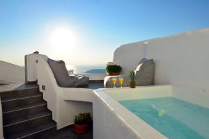 La alberca dentro o cerca de Unique Suites