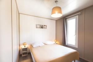 Domaine Chalets Larlapean客房内的一张或多张床位