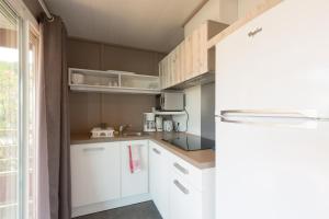Domaine Chalets Larlapean的厨房或小厨房