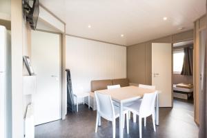 Domaine Chalets Larlapean的休息区