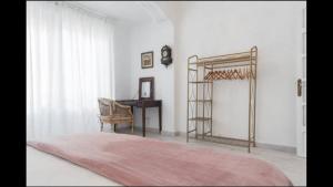 バレンシアにあるReinaのテーブル、椅子、デスクが備わる客室です。