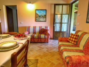 Ruang duduk di Farmhouse in Montalcino with Pool and Garden +20 gambar