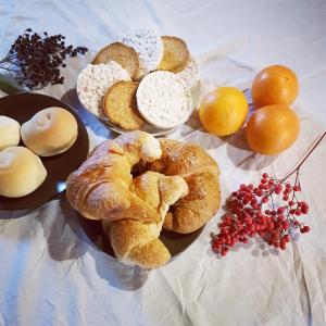 una mesa cubierta con pan, huevos y fruta en La cascina di Alice, en Castiglione delle Stiviere