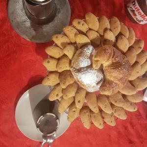 einen Teller mit einem Haufen Brot und einem Löffel in der Unterkunft La cascina di Alice in Castiglione delle Stiviere
