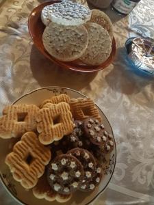 einen Tisch mit zwei Plätzchen und anderen Desserts in der Unterkunft La cascina di Alice in Castiglione delle Stiviere