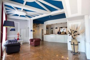 un soggiorno con soffitto blu e tavolo di Bajamar Beach Hotel a Formia