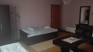 En eller flere senge i et værelse på Domaćinstvo Opavski