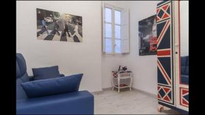 バレンシアにあるReinaのリビングルーム(青い椅子、壁に絵画付)
