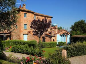 una vecchia casa in mattoni con giardino di fronte di Belvilla by OYO Villa il Casone a Cortona