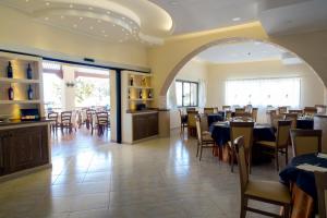 an empty dining room with tables and chairs at Hotel campagnola in Capo Vaticano