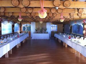 ナルヴァにあるEurope Guesthouseの木製天井の部屋の長列テーブル