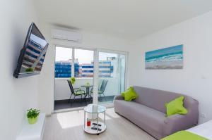 ein Wohnzimmer mit einem Sofa und einem TV in der Unterkunft Super amazing apartments in Split