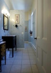 劉易斯頓的住宿－艾特格瑞賓館，一间带水槽、浴缸和卫生间的浴室