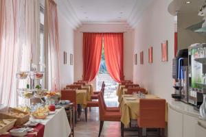 een restaurant met tafels en stoelen en een raam bij Hotel Garibaldi in Mestre