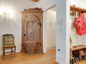 ブレッサノーネにあるBelvilla by OYO Rosalpinaの木製のドアと椅子が備わる客室です。