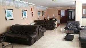 una sala de estar con sillones de cuero y sofás en Hotel L'Alguer en L'Ametlla de Mar