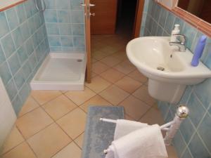 Koupelna v ubytování Buggerru a Mare Residence + 37 fotografií