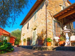 un edificio de piedra con una fuente y plantas en él en Belvilla by OYO Rosa Tea en Pieve a Nievole