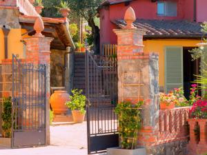 una entrada a una casa con puerta de hierro en Belvilla by OYO Rosa Tea, en Pieve a Nievole