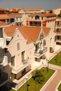 - une vue aérienne sur un bâtiment blanc avec balcon dans l'établissement Residhome Arcachon Plazza, à Arcachon