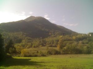 a mountain in the distance with a green field at Belvilla by OYO Casa Via Pieve in Ponte della Venturina