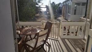 a patio with a table and chairs on a balcony at Monolocale Porticciolo in Peschici