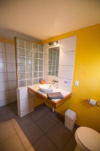 uma casa de banho com um lavatório e um WC em La Selenita em Sucre