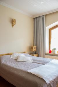 Un dormitorio con una cama grande y una ventana en Apartment Tatrachata, en Kościelisko