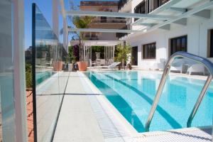 Bazén v ubytování Villa Mediterranea nebo v jeho okolí