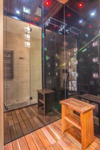 コシチェリスコにあるApartamenty Kiry Zakopaneのベンチとシャワー付きの客室です。
