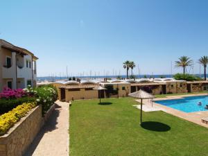 - une vue sur un complexe avec une piscine dans l'établissement Apartment Son Durí seawiews 13, à Sa Ràpita