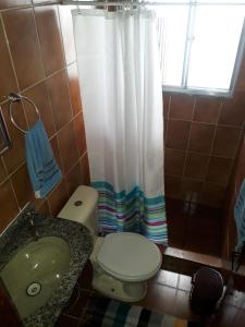 ein Bad mit einem WC, einem Waschbecken und einer Dusche in der Unterkunft Secret Recreio in Rio de Janeiro