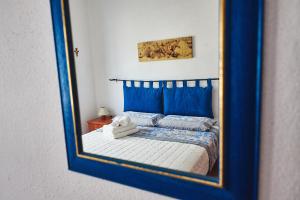 カーラゴノネにあるcasa Calalunaの鏡のベッド
